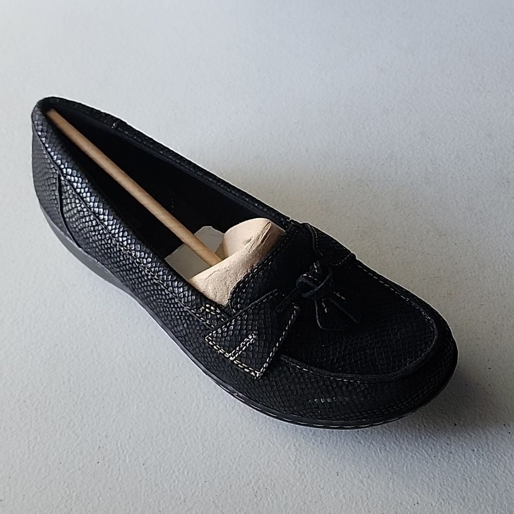 New in box Clarks Ashland Bubble Loafer in Black Snake, Size 8WW